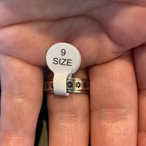 Fidget Spinner Ring Flower - Picture 2 of 2